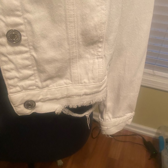 White distressed Abercrombie and Fitch Jean jacket - Picture 5 of 10